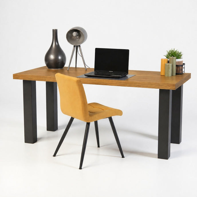 Vintage bureau helder met bruin vurenhouten blad en zwart metalen onderstel, warm en industrieel bureau