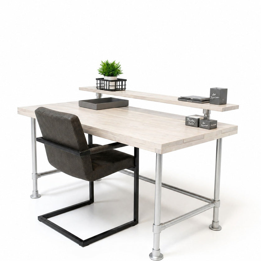 Vintage bureau knap met wit behandeld vurenhouten blad en schap, licht industrieel bureau met metalen buizen