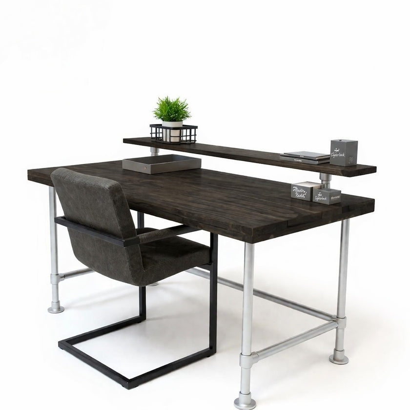 Vintage bureau knap met zwart gebeitst houten blad en schap, gecombineerd met metalen buizenframe in industriële stijl