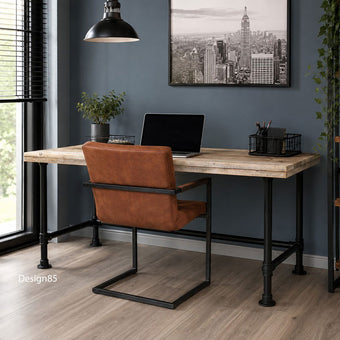 vintage bureau nostalgie met een blad van oud steigerhout en een onderstel van zwarte steigerbuizen
