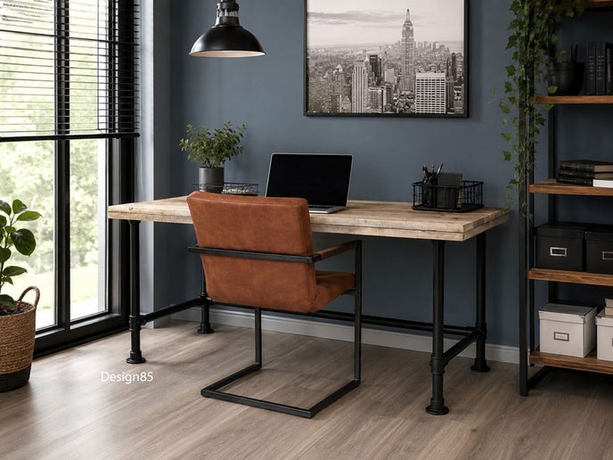 vintage bureau nostalgie met een blad van oud steigerhout en een onderstel van zwarte steigerbuizen