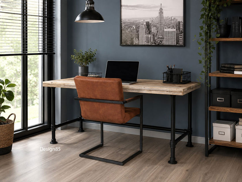 vintage bureau nostalgie met een blad van oud steigerhout en een onderstel van zwarte steigerbuizen