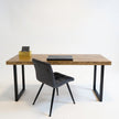 Vintage bureau puur met bruin vurenhouten blad en zwart metalen U-frame, warm industrieel design bureau