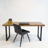 Vintage bureau puur met bruin vurenhouten blad en zwart metalen U-frame, warm industrieel design bureau