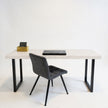 Vintage bureau puur met wit behandeld vurenhouten blad en zwart stalen U-poten, licht en modern industrieel bureau