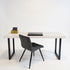 Vintage bureau puur met wit behandeld vurenhouten blad en zwart stalen U-poten, licht en modern industrieel bureau
