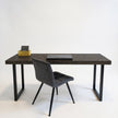 Vintage bureau puur met zwart gebeitst houten blad en zwart stalen U-poten, industrieel bureau met robuuste uitstraling