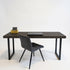 Vintage bureau puur met zwart gebeitst houten blad en zwart stalen U-poten, industrieel bureau met robuuste uitstraling