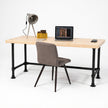 Vintage bureau puur met onbehandeld vurenhouten blad en zwart metalen buizen, natuurlijk industrieel bureau