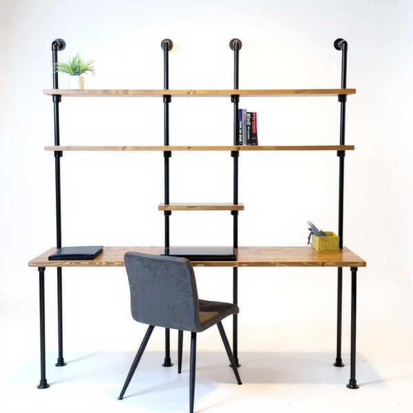 Vintage bureau met schappen van bruin vurenhout en zwart metalen frame, stijlvolle werkplek met warme uitstraling