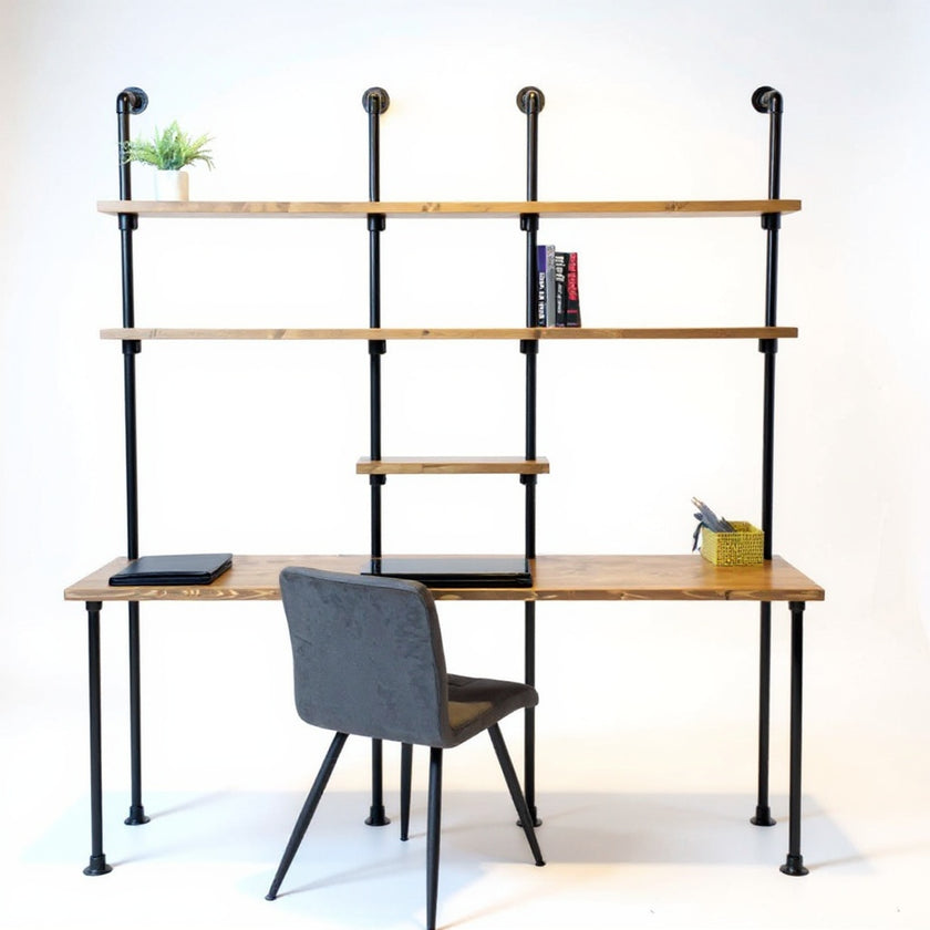 Vintage bureau met schappen van bruin vurenhout en zwart metalen frame, stijlvolle werkplek met warme uitstraling