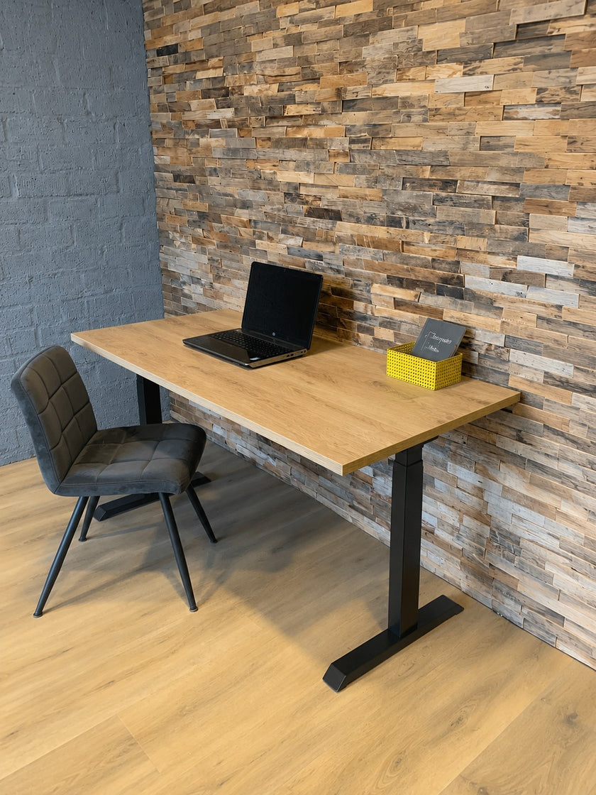 Zit sta bureau Beweeg opgesteld in een moderne werkruimte met ergonomische bureaustoel