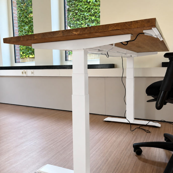 Elektrisch verstelbaar zit sta bureau met een naturel vurenhouten blad, witte stalen poten en een ergonomisch ontwerp voor de werkplek.