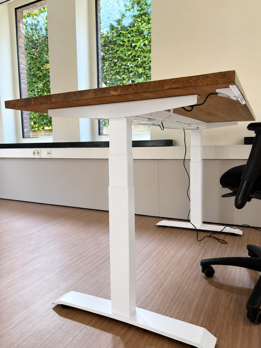 Elektrisch verstelbaar zit sta bureau met een naturel vurenhouten blad, witte stalen poten en een ergonomisch ontwerp voor de werkplek.