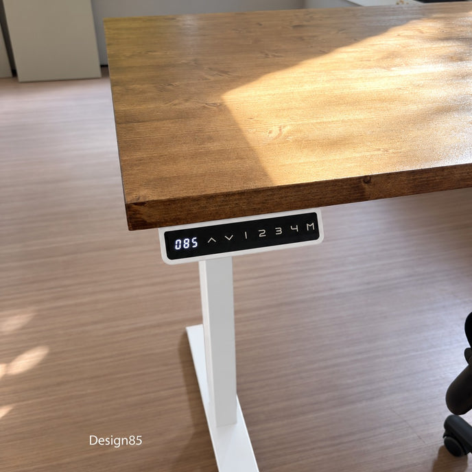 Zit Sta Bureau Elektrisch met stevig vurenhouten werkblad en wit metalen frame, geplaatst in een lichte kantoorruimte met bureaustoel.