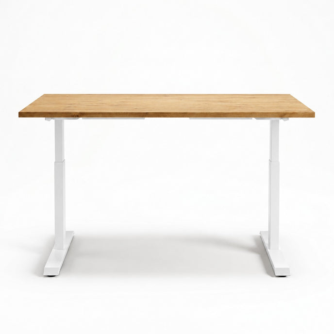 Zit Sta Bureau Elektrisch van Design85 met bruin gebeitst vurenhouten bureaublad en wit elektrisch verstelbaar onderstel.