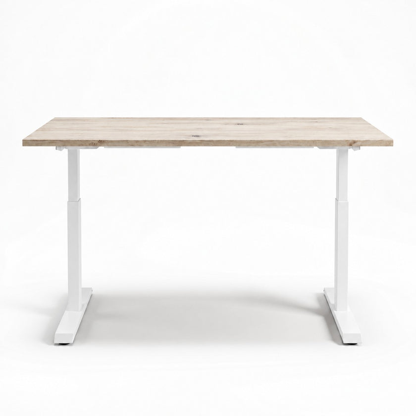 Zit Sta Bureau Elektrisch met wit gebeitst vurenhouten blad, zichtbare houtstructuur en wit in hoogte verstelbaar metalen frame.