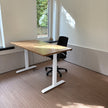 Zit Sta Bureau Elektrisch van Design85 met vurenhouten blad, elektrisch verstelbare witte poten en een industriële uitstraling voor kantoor of thuiswerkplek.