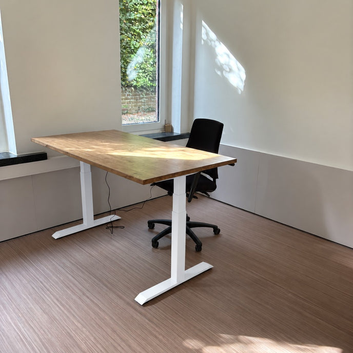 Zit Sta Bureau Elektrisch van Design85 met vurenhouten blad, elektrisch verstelbare witte poten en een industriële uitstraling voor kantoor of thuiswerkplek.