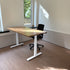 Zit Sta Bureau Elektrisch van Design85 met vurenhouten blad, elektrisch verstelbare witte poten en een industriële uitstraling voor kantoor of thuiswerkplek.
