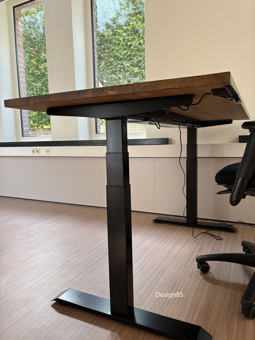 In hoogte verstelbaar zit sta bureau hout van Design85 met natuurlijk houten blad in een modern kantoor.