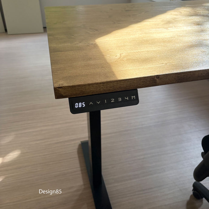 Houten zit sta bureau met elektrisch verstelbaar zwart onderstel en robuust bureaublad in een lichte werkruimte.