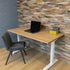 Zit Sta Bureau Wit in stijlvolle kantoorruimte met ergonomische werkplek
